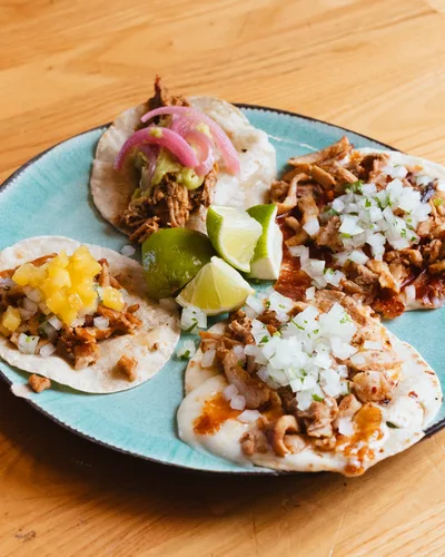Tacos al pastor con lima