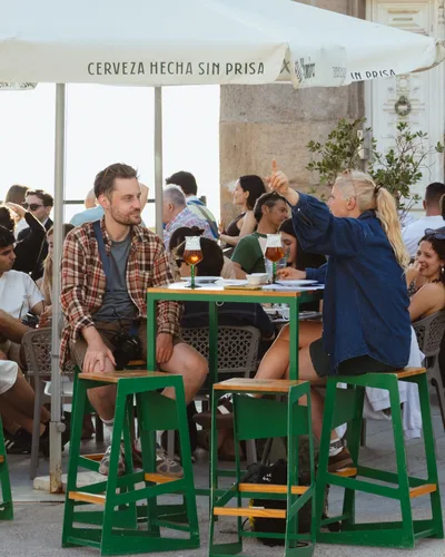 Terraza llena en una tarde de sol